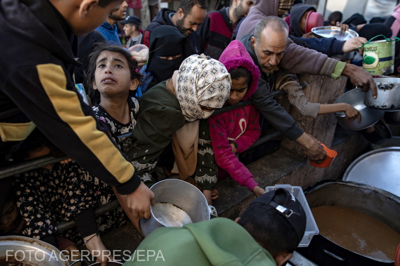 Áttelepített palesztinok tolonganak jótékonysági csoport által adományozott élelmiszerért a Gázai övezet déli részén fekvő Rafahban | Fotó: Agerpres