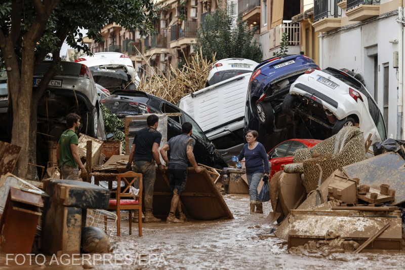 Takarítanak az árvíz sújtotta Paiporta településen, Valencia tartományban, november 1-jén. | Fotó: Agerpres