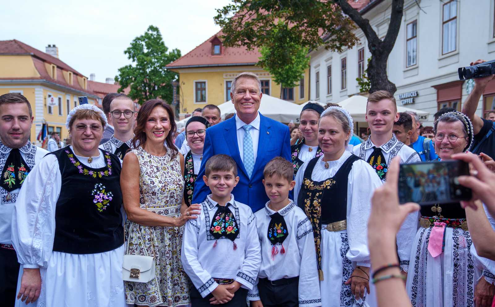 Klaus Iohannis és felesége Nagyszebenben augusztusban | Fotó forrása: Klaus Iohannis Facebook-oldala