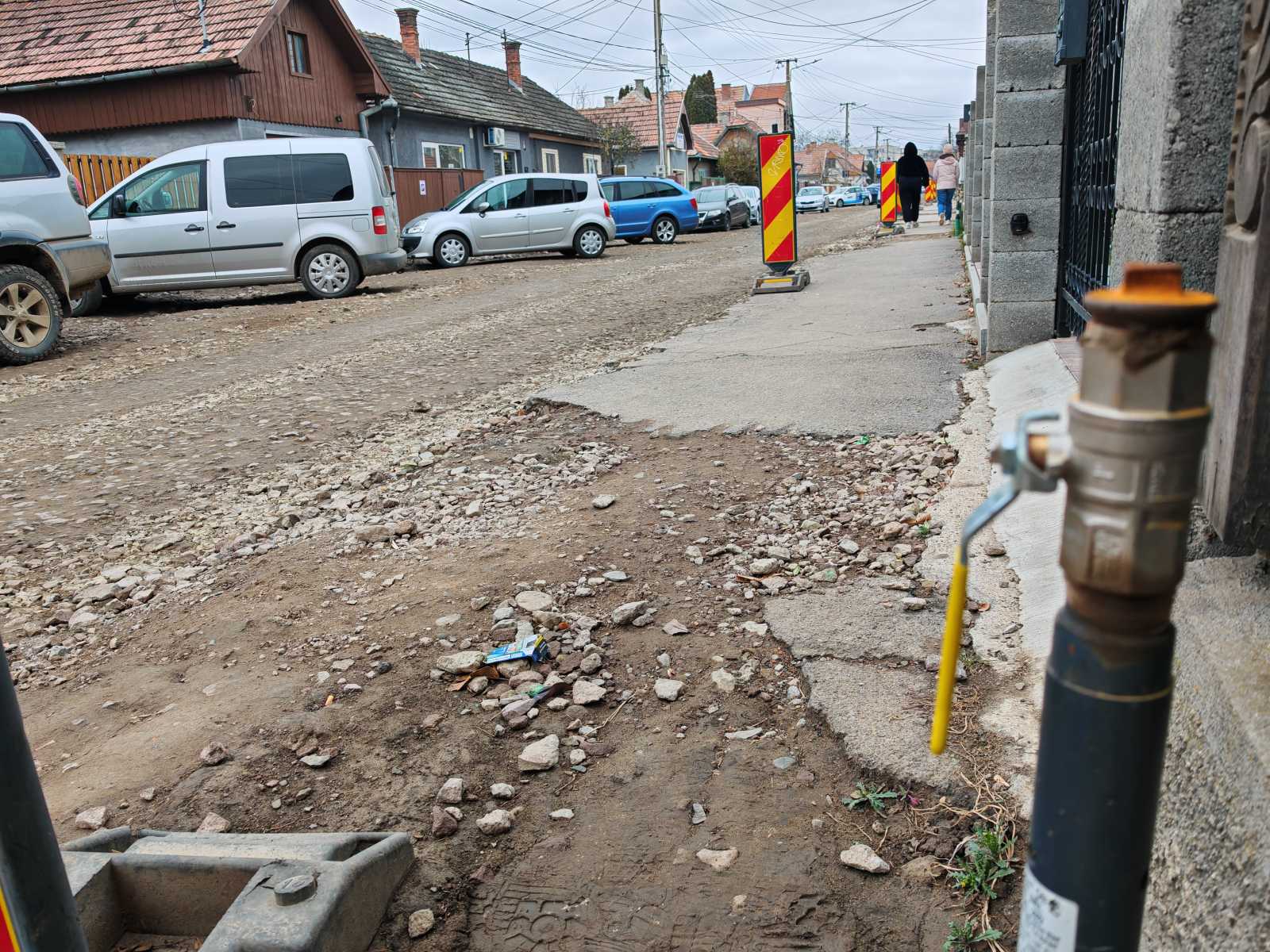 Át kellene kötni a régi vezetékeket az újra. Ledugaszolt gázcsap a Szőcs József utcában | A szerző felvétele