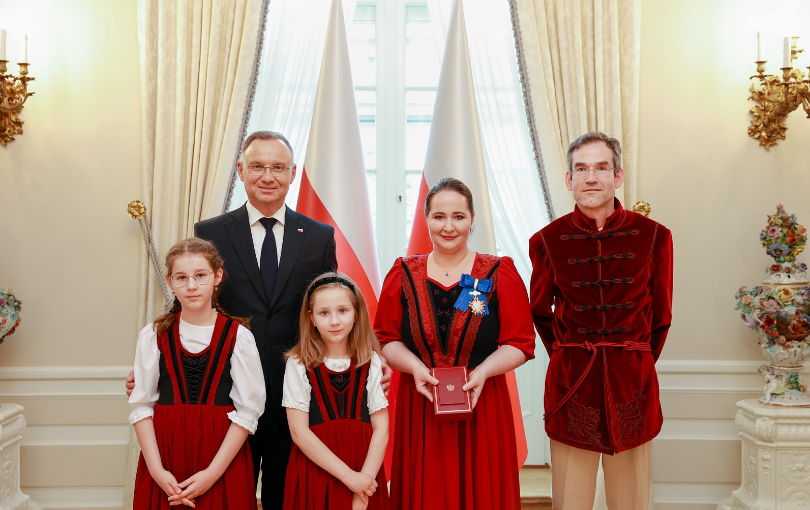 Kovács Orsolya Zsuzsanna családjával és Andrzej Duda lengyel elnökkel a Lengyel Köztársaság Szolgálatáért Érdemrend Parancsnoki Keresztje kitüntetés átvétele után 2024. június 19-én l Fotó: Varsói Magyar Nagykövetség