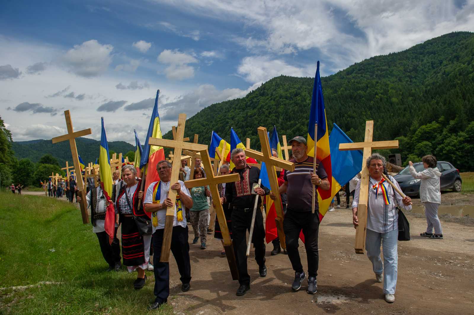 Tavaly július 8-án felszerelkezve érkeztek Úzvölgyébe a Calea Neamului (Nemzet Útja) Egyesület tagjai kereszteket állítani | Fotók: Beliczay László