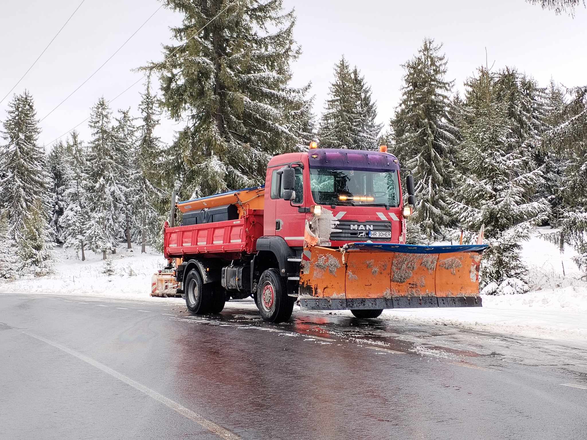 Folyamatosan dolgoznak a hókotrók a havas utakon. | Fotó: Farkas Endre