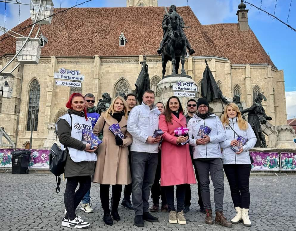 POT-tagok a kolozsvrái Mátyás-szobor előtt Fotó: A Partidul Oamenilor Tineri Facebook oldala 