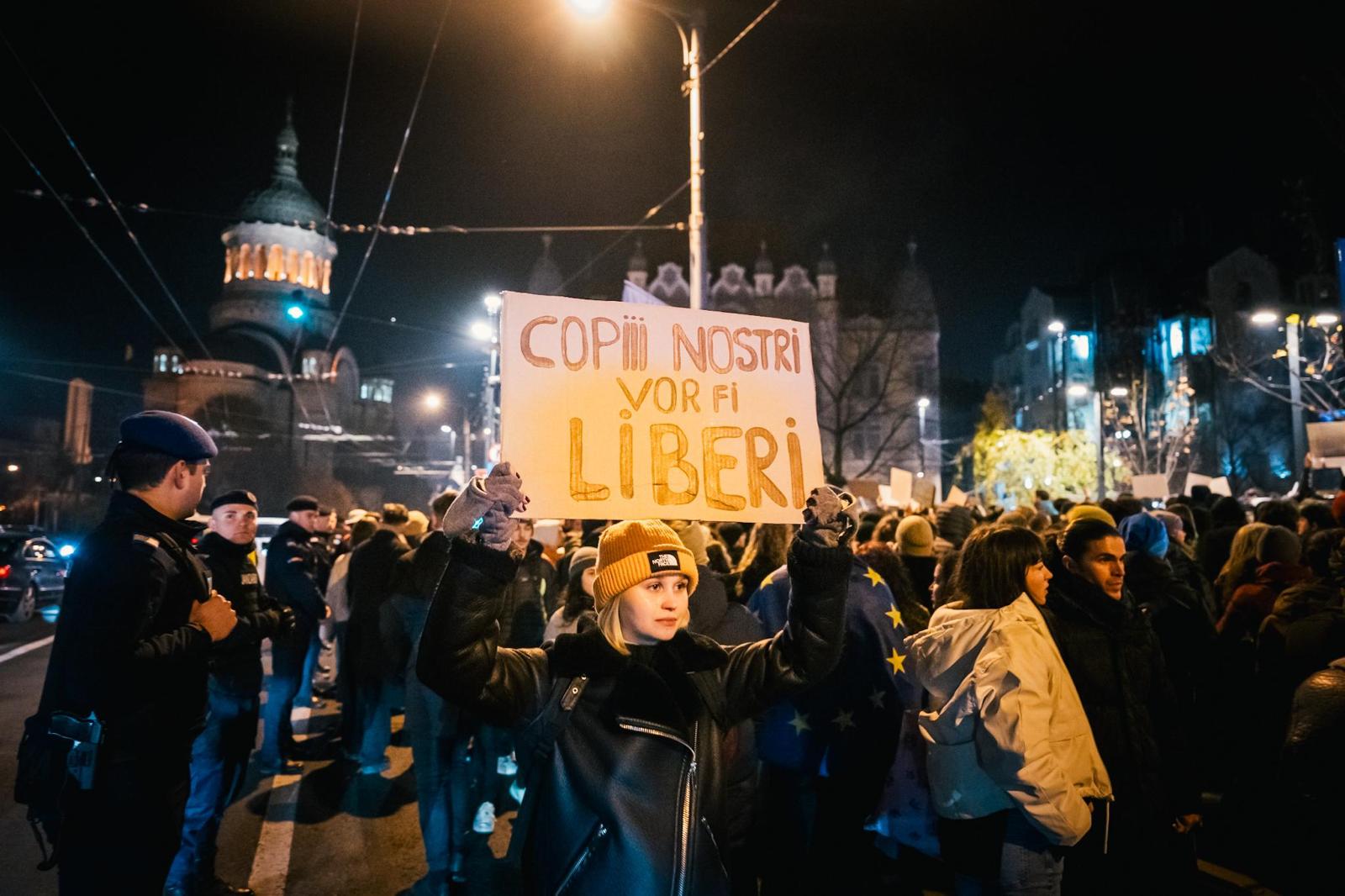 A szélsőséges diskurzus elleni egyértelmű üzeneteket tartalmazó plakátokat vittek magukkal.