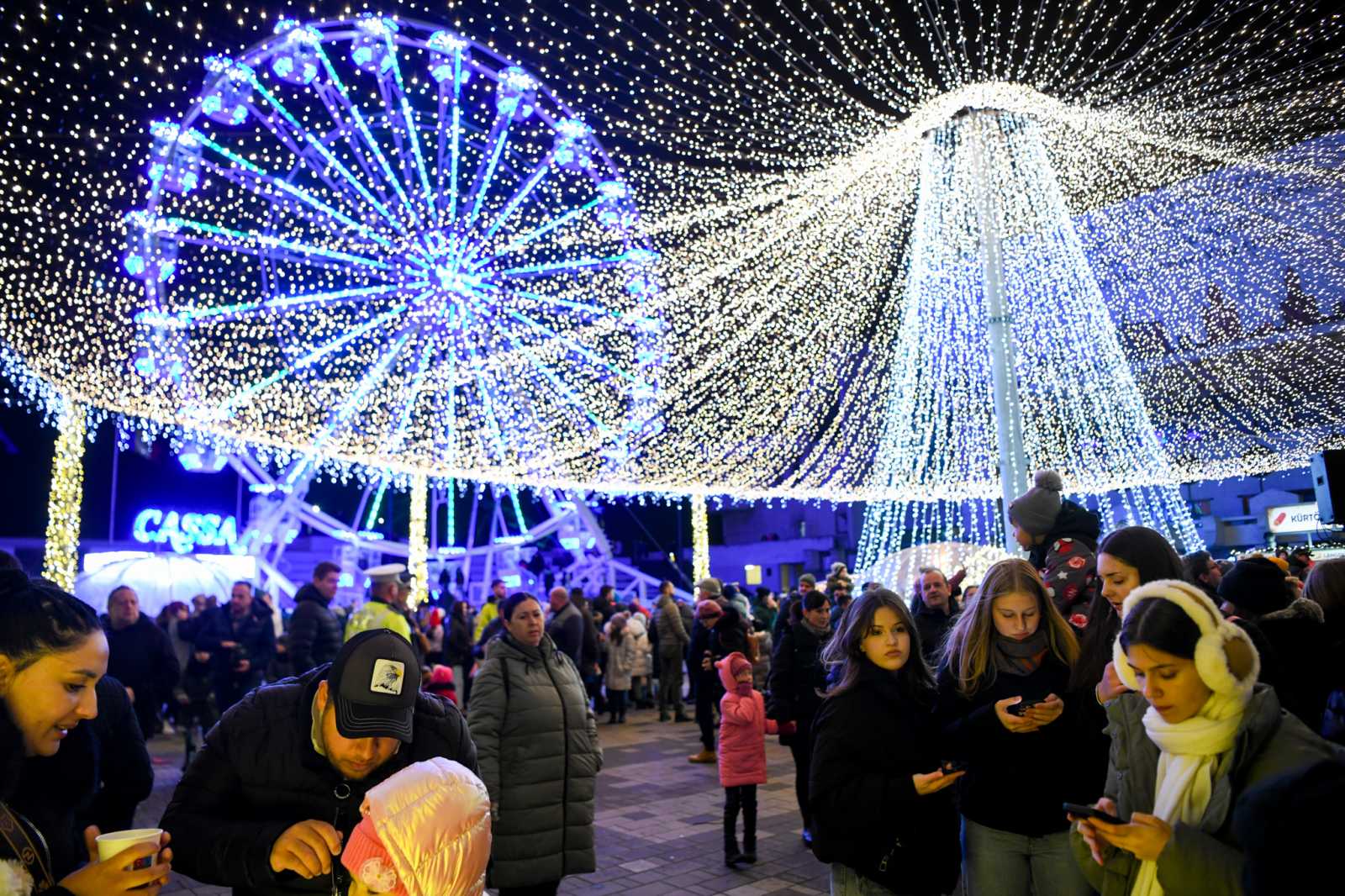 Felnőttek és gyerekek egyaránt kíváncsiak voltak az új világításra