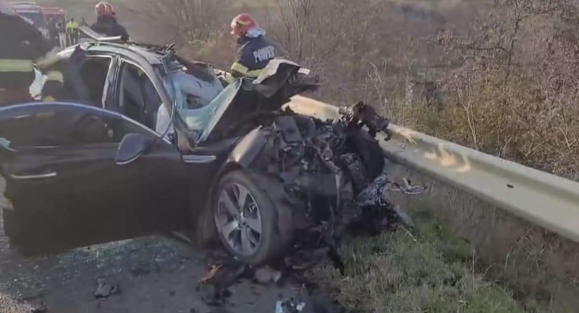 Két utas beszorult a személyautóba. | Fotók forrása: Info Trafic 24/Facabook