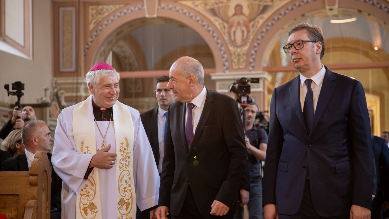 Fazekas Ferenc szabadkai katolikus püspök (balra), Sulyok Tamás (középen) és Alekszandar Vučić (jobbra) Zsablyán l Fotó: Magyar Nemzet/Csudai Sándor