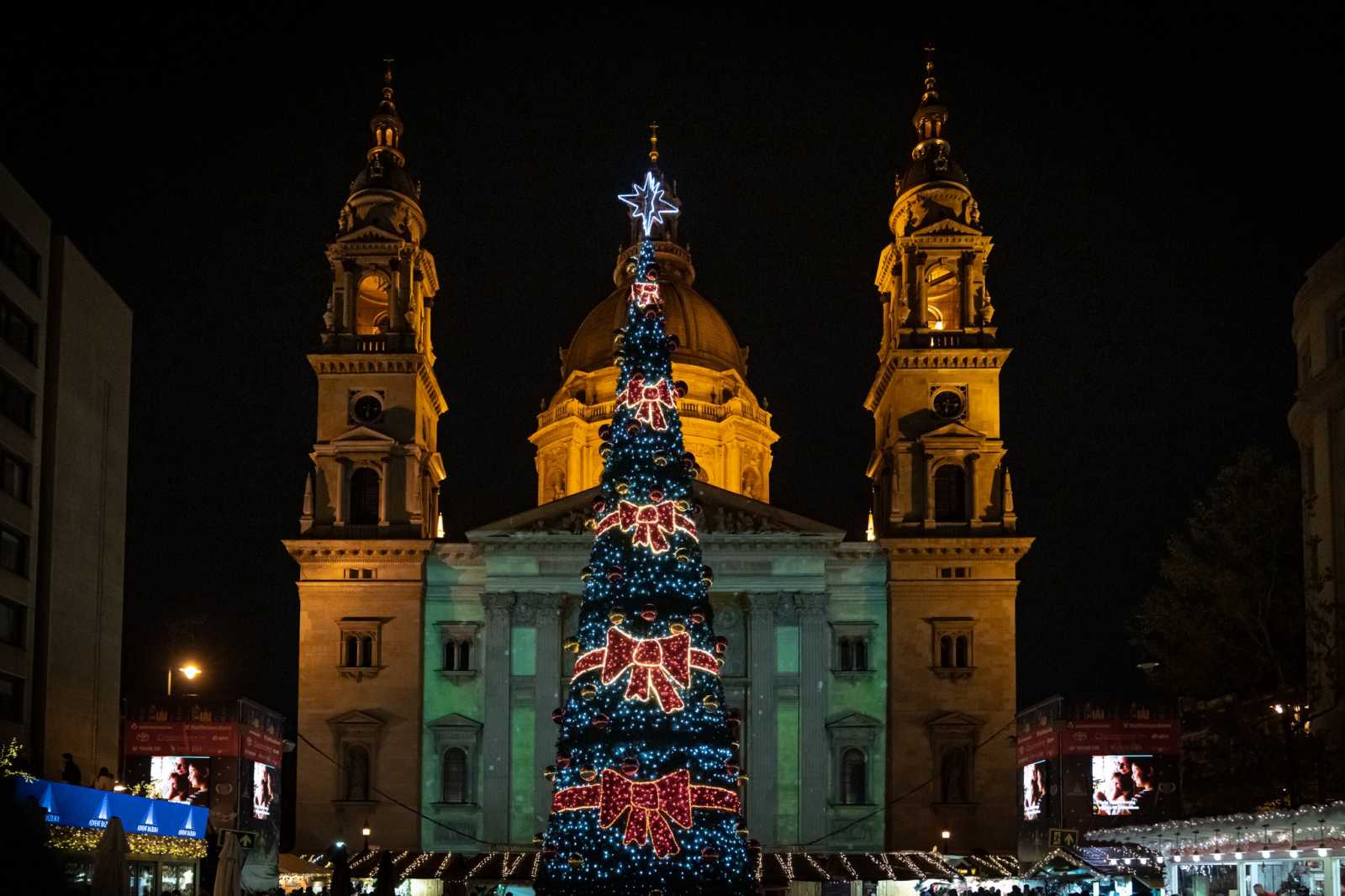 A Szent István-bazilika előtt zajlik a vásár | Fotó: Facebook/Advent Bazilika