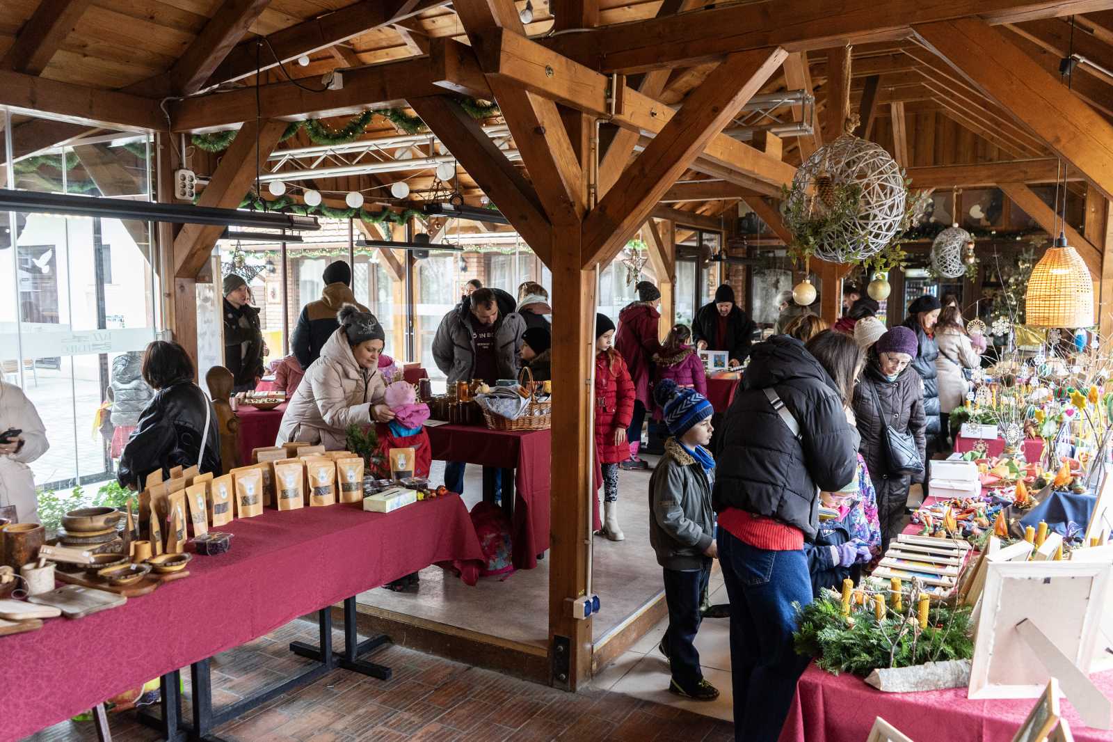 Egyedi kézműves termékek kaphatóak a bazárban | A szerző felvétele