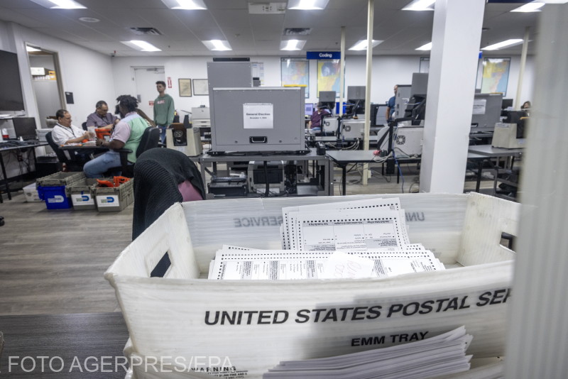 A Miami-Dade megyei választási iroda dolgozói készülnek a szavazólapok beolvasására. | Fotó: Agerpres