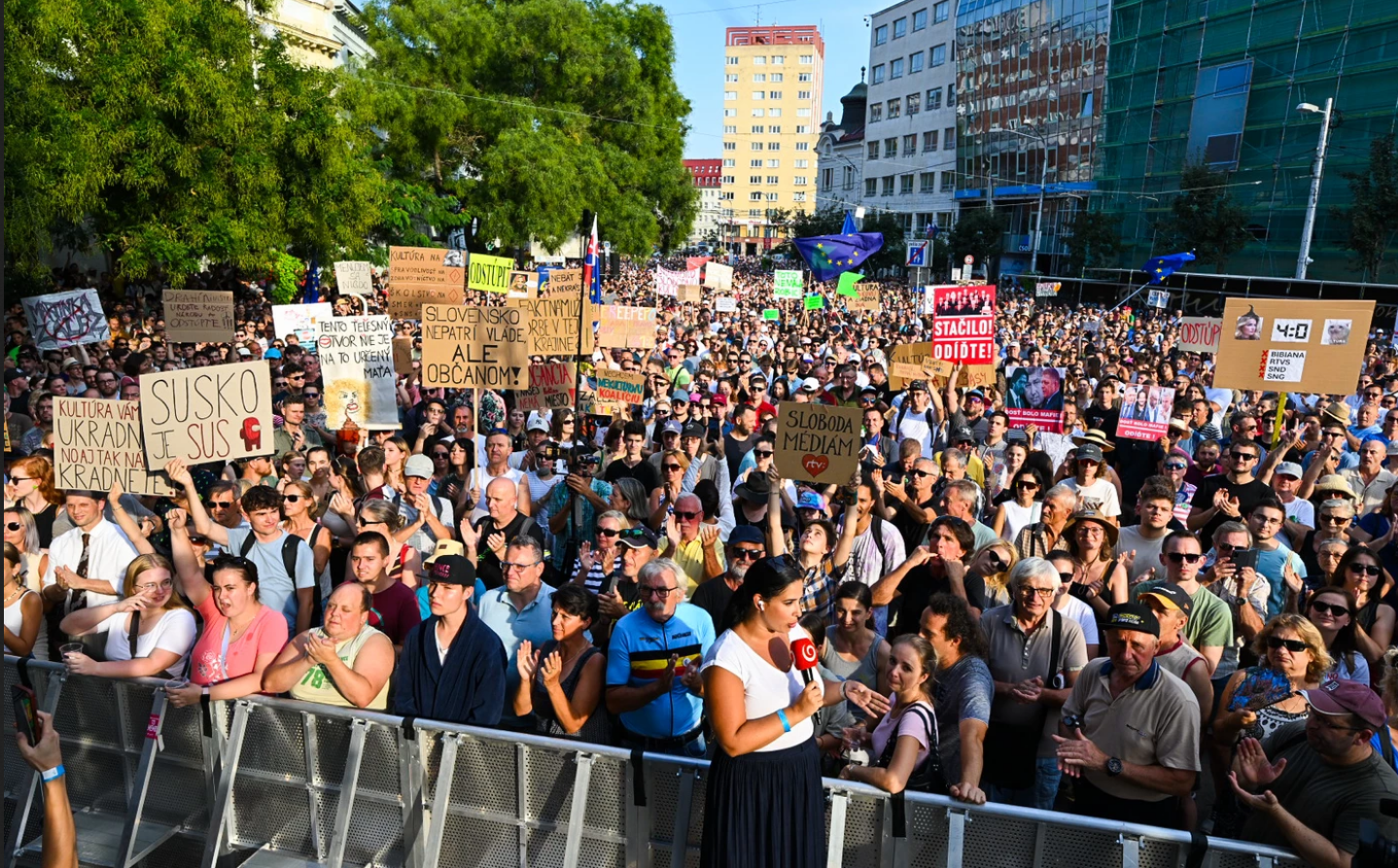 Tüntetés Pozsonyban a Fico-kormány kultúraellenes politikája miatt 2024.  augusztus 13-án l Fotó: Új Szó/TASR