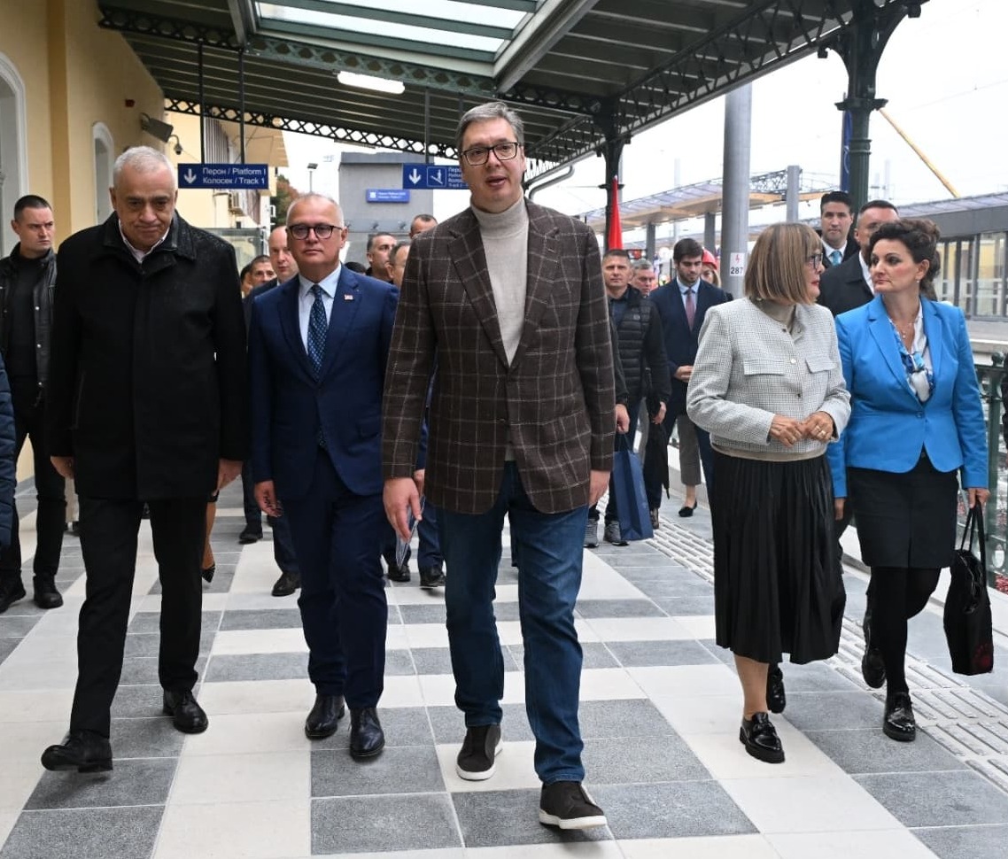 Aleksandar Vučić szerb államfő a szabadkai vasútállomáson. Mellette jobbra Maja Gojković tartományi kormányfő, balra Goran Vesić közlekedésügyi miniszter és Stevan Bakić, Szabadka polgármestere | Fotó: Aleksandar Vučić Facebook-oldala