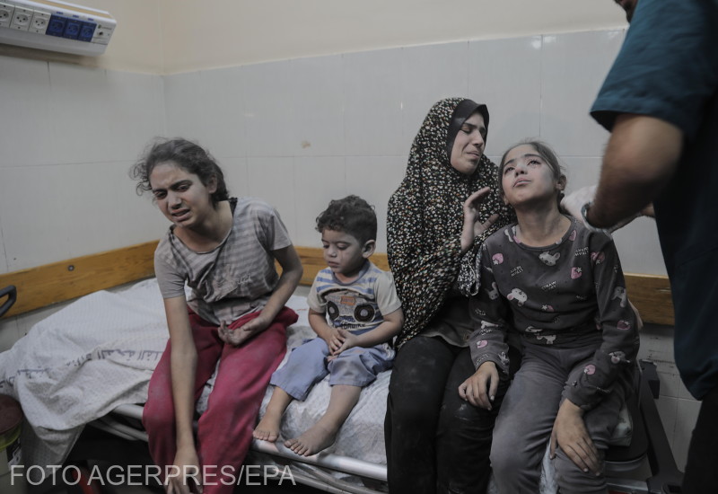 Rakétatámadás után egy anya és gyermekei a Gázai övezetben egy évvel ezelőtt  | Fotó: Agerpres