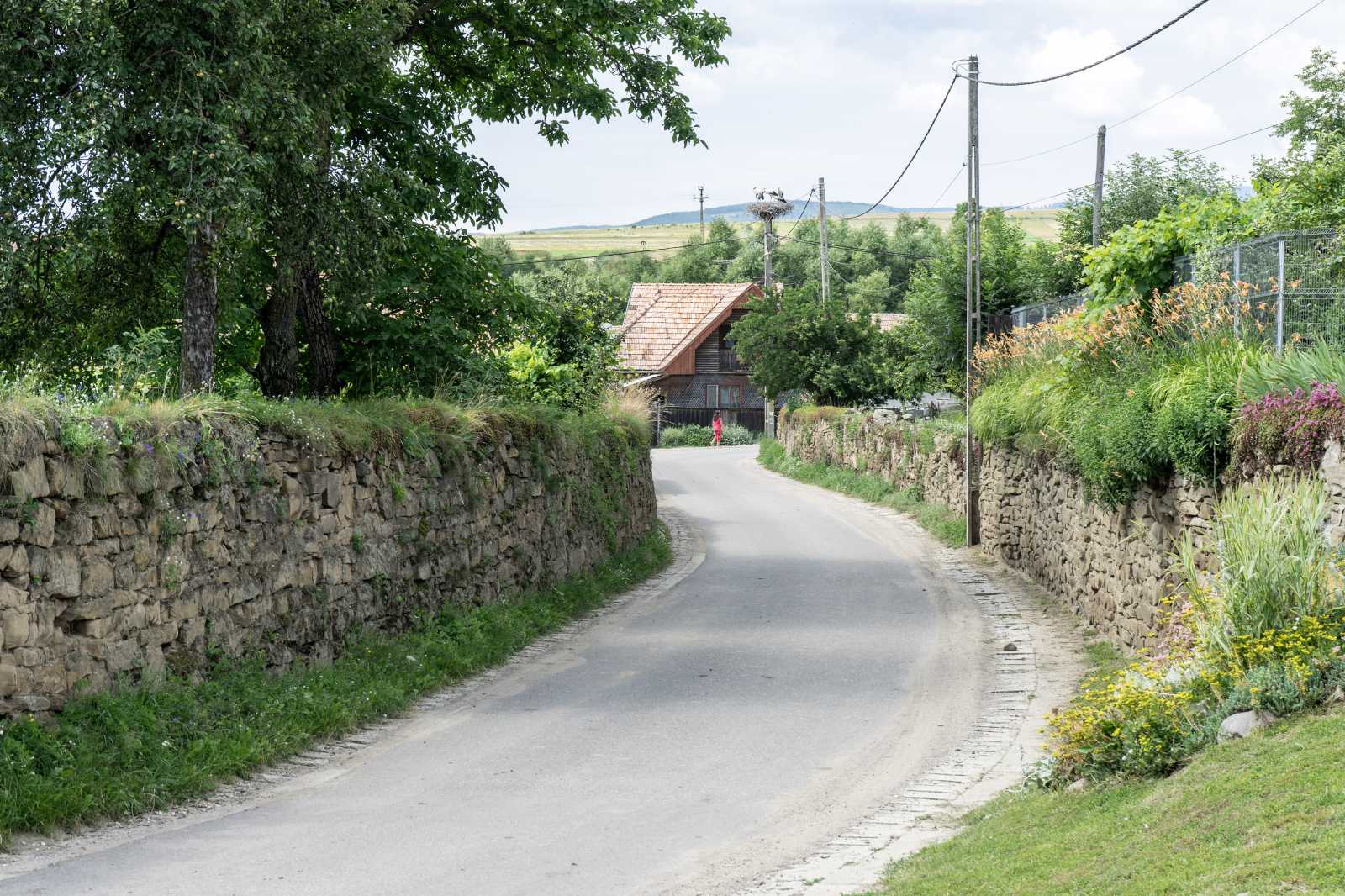 Kézdikővári, mai utcakép. Lépten nyomon kőkerítések vannak