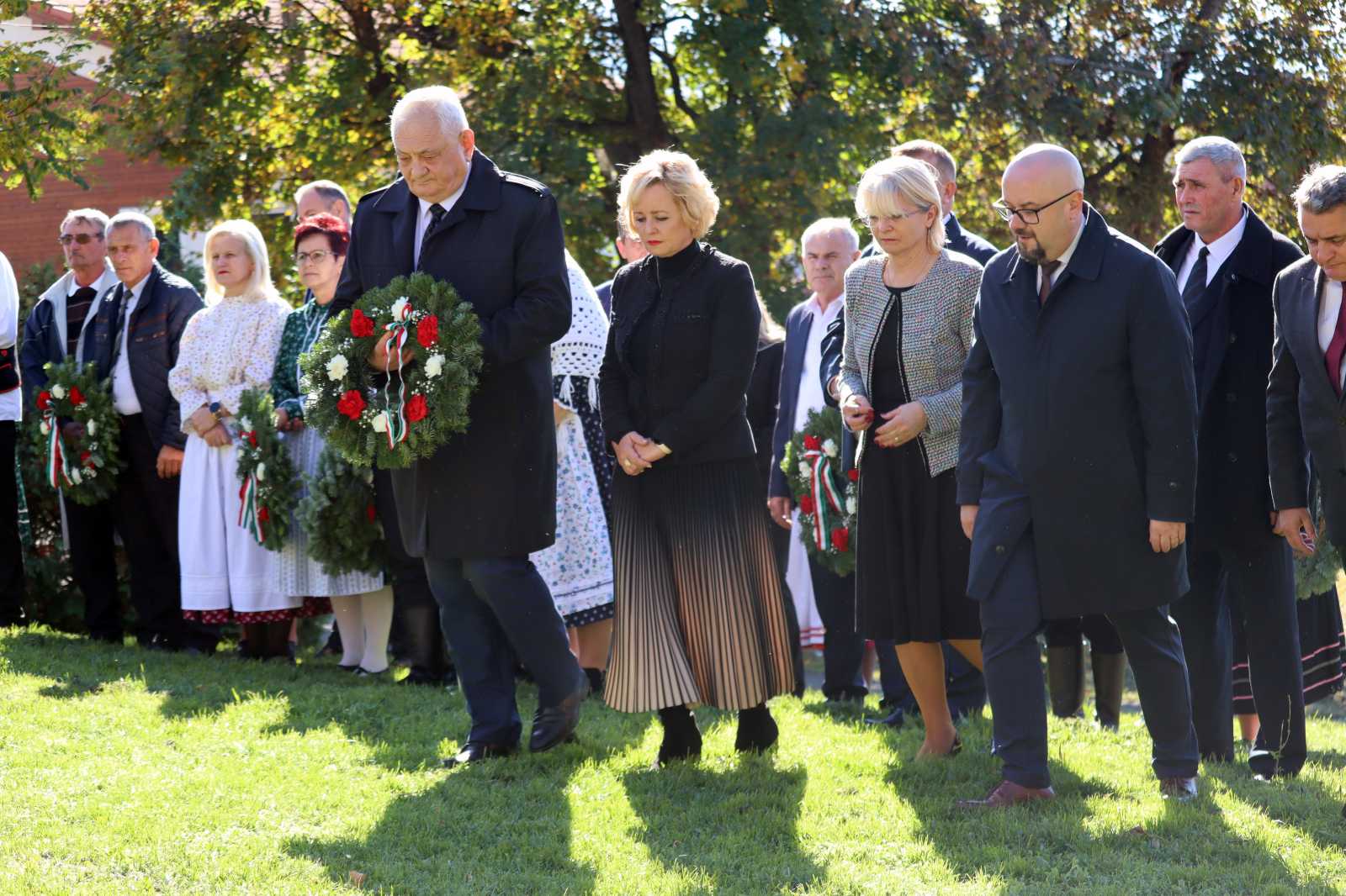 Koszorúkat helyeztek el az emlékműnél