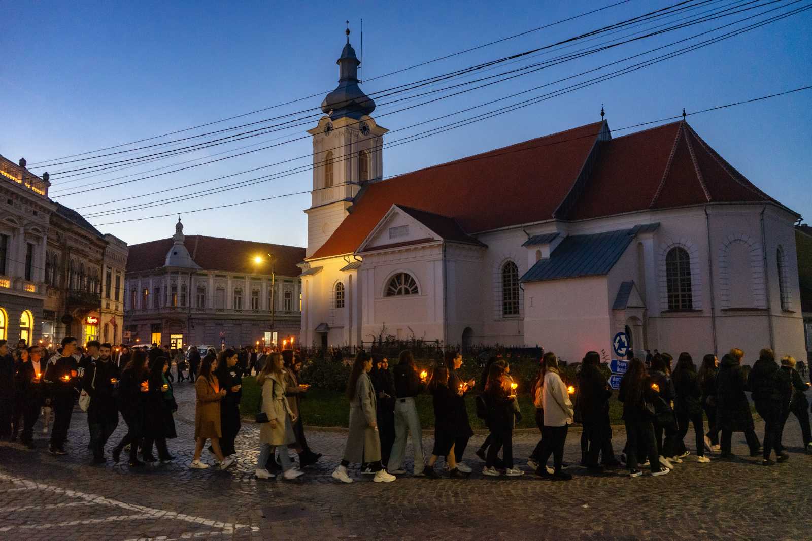 Fáklyákkal vonultak fel a főtéren