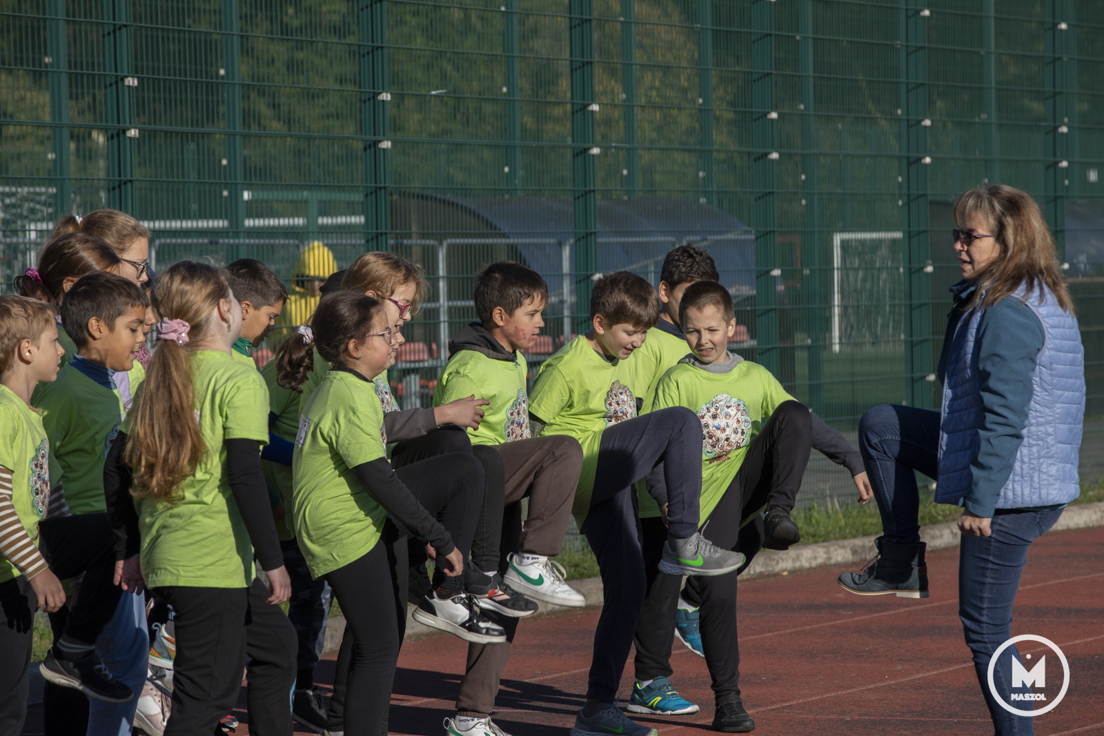 A szervező tanító nénik a Iuliu Haţieganu Egyetemi Sportparkot tartották a legmegfelelőbb helyszínnek a versenyre, ahol minden elemi osztály összegyűlt, és közösen melegített a szaladás előtt.