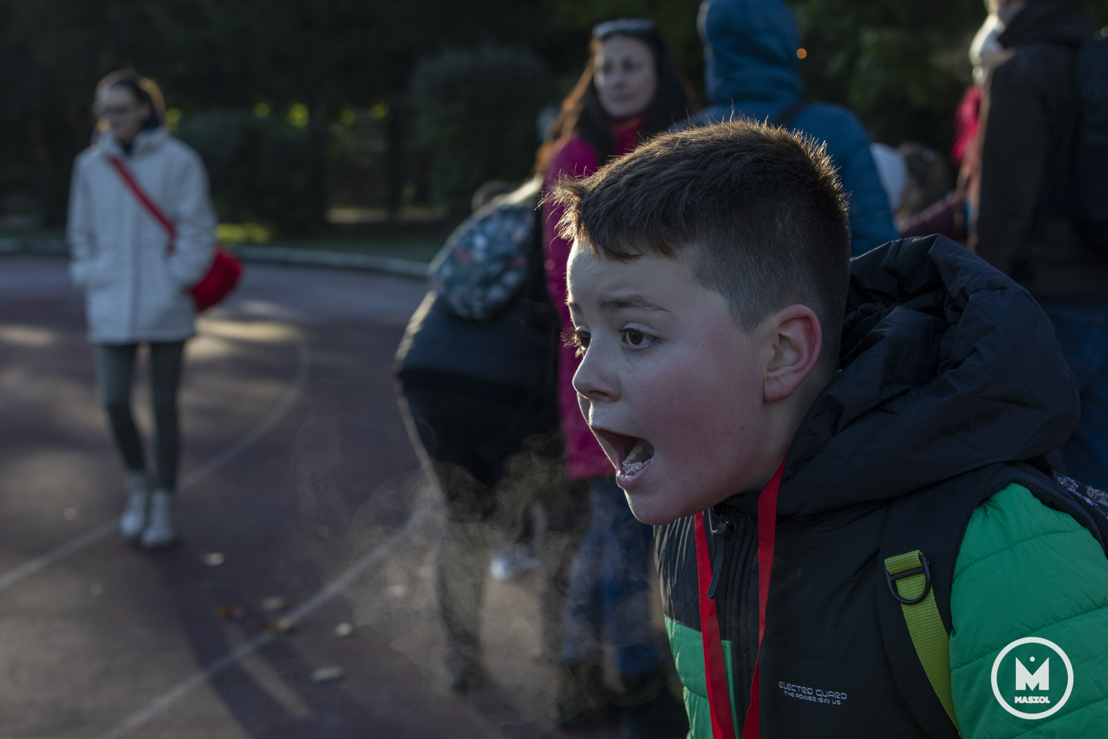 Plusz lelkesítő tényező volt, hogy a gyerekek szurkoltak pajtásaiknak a pálya széléről. És olyan is akadt, aki közvetlenül a szaladás után tanácsolta társainak, hogy ne álljanak meg egyből, inkább sétáljanak, mert kell a levezetés.