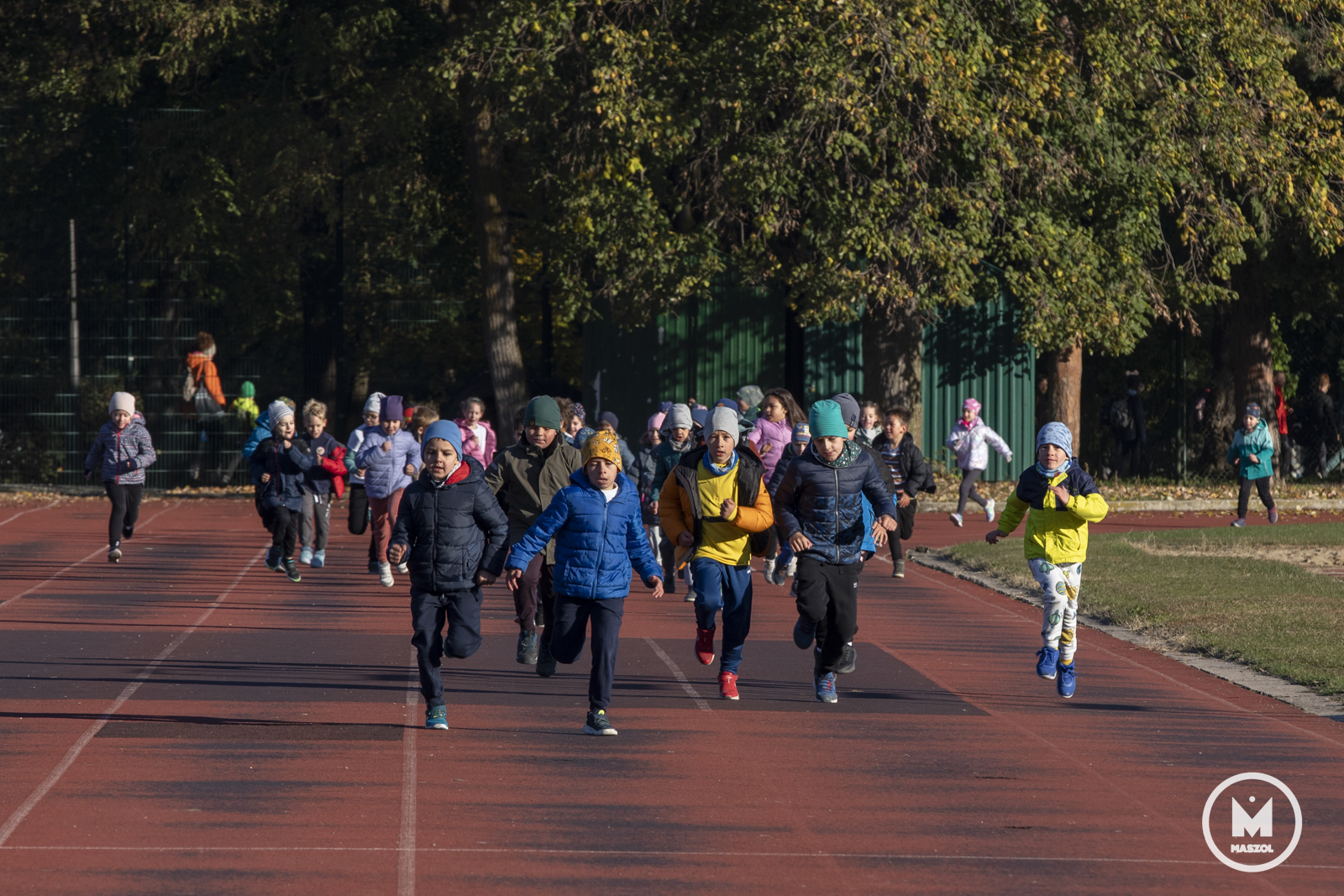 A futási távokat korosztályokra szabták. Az előkészítő osztályosok 200 métert, az I-II. osztályosok 400-at, míg a III-IV. osztályosok 800 métert futottak.