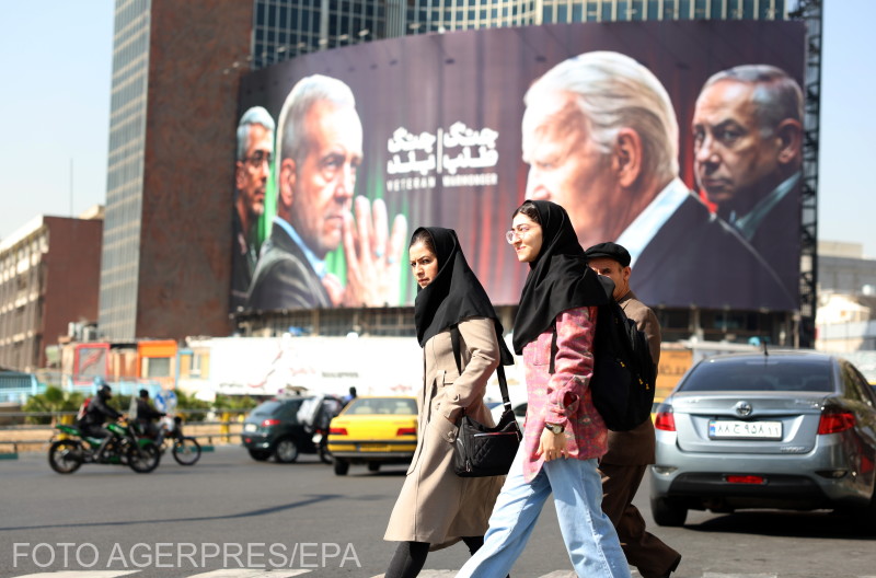 Izrael- és USA-ellenes óriásplakát Teheránban, amelyen Maszúd Peszeskján iráni elnök és Mohammad Bagheri tábornok, az iráni Iszlám Forradalmi Gárda katonai parancsnoka látható bal oldalt „veterán” felirat mellett, jobb oldalt Joe Biden amerikai elnök és Benjámin Netanjahu izraeli miniszterelnök „háborús uszító” felirattal ellátott képe, 2024. október 27-én | Fotó: Agerpres