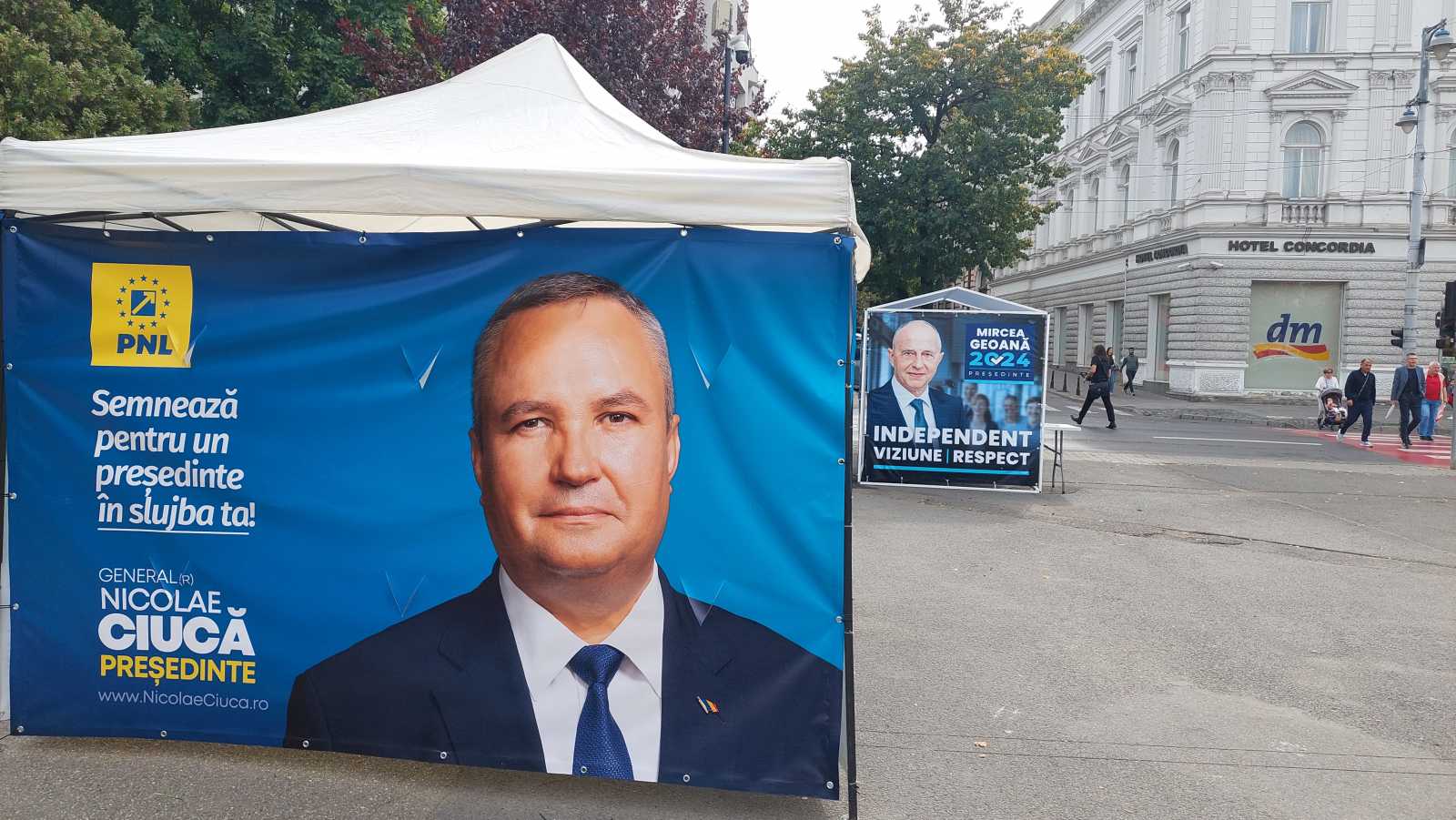 A választási plakátokon minden jelölt tökéletesnek tűnik Fotó: Pataky István