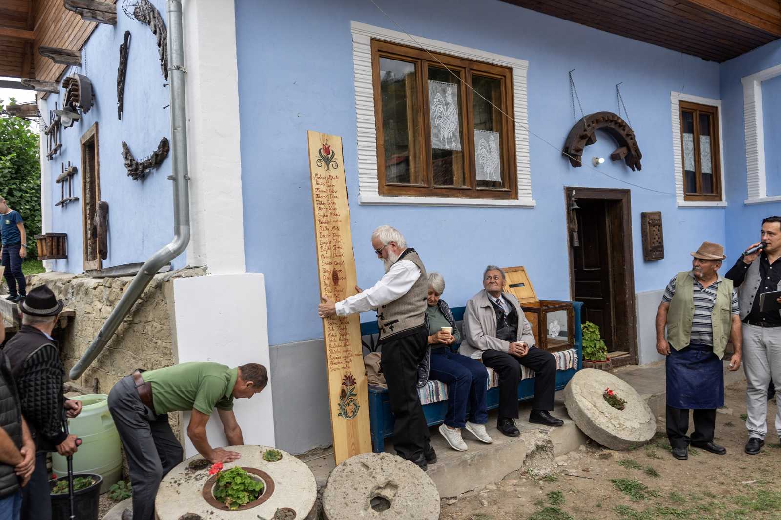 A molnárok neveit tartalmazó emlékjel került a malom falára