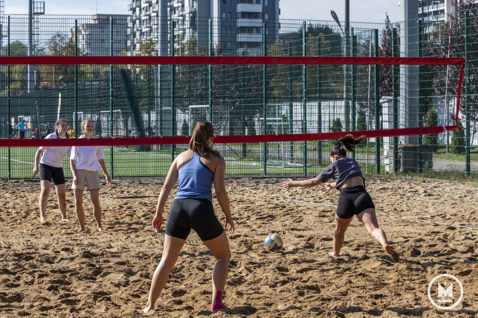 A szabadtéri sportágak esetén mindig kérdéses, engedi-e az időjárás, hogy zavartalan körülmények mellett játsszanak a csapatok. Nem kellett viszont eddig emiatt aggódniuk a strandröplabdázóknak: napsütésben zajlottak a mérkőzések.