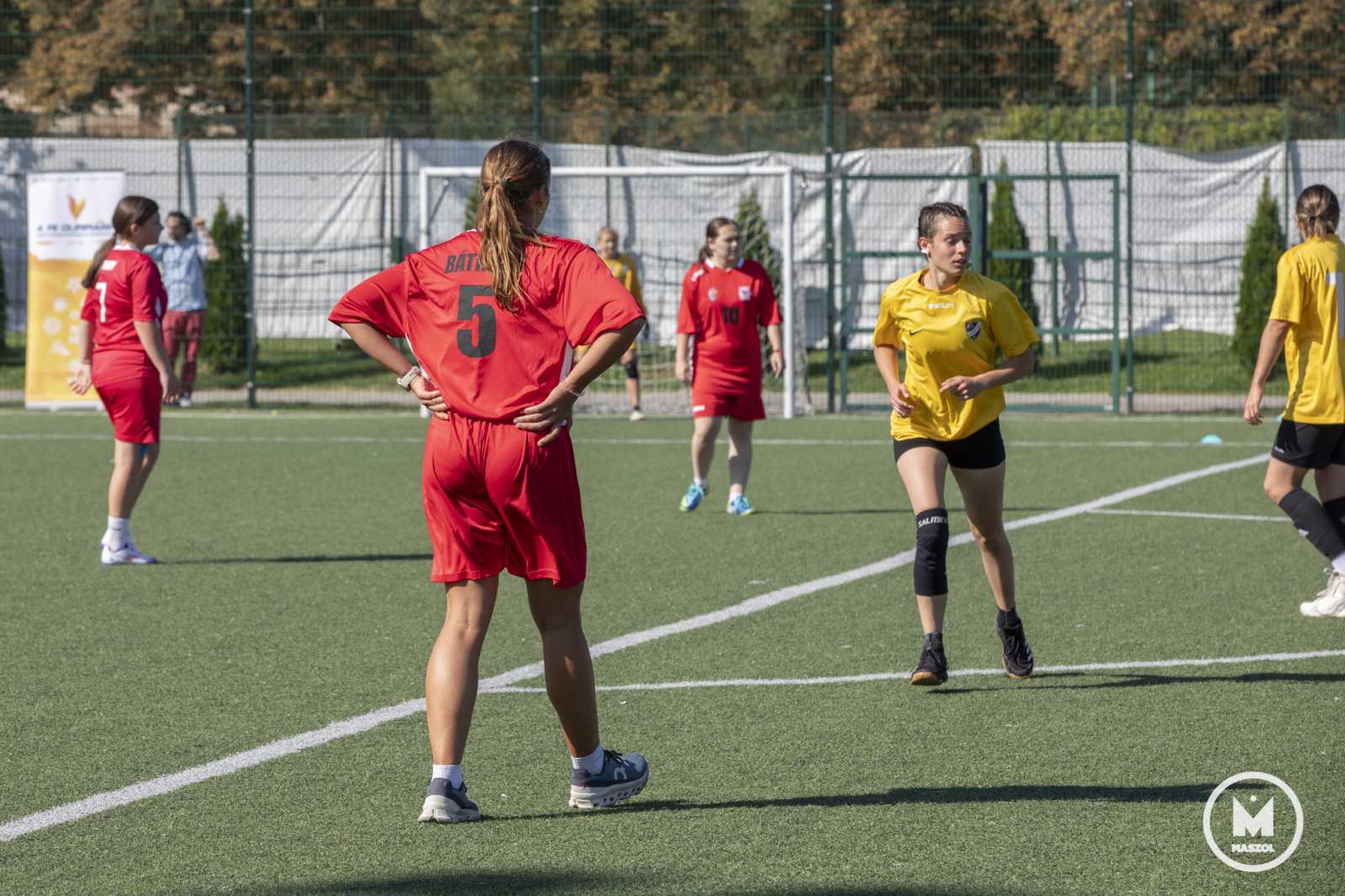 A csíkszeredai Márton Áron Főgimnázium és a kolozsvári Báthory István Elméleti Líceum is rendszeres résztvevője a sportolimpiának. Lánycsapataik egymással csaptak össze a futballtorna csütörtök délelőtti mérkőzésén.