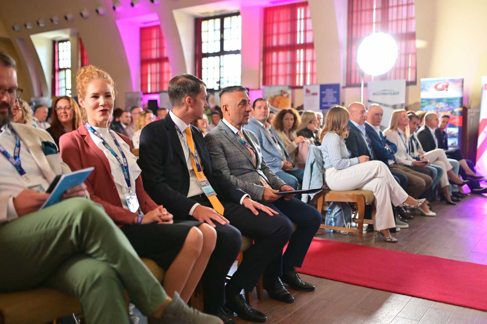 Potápi Árpád János és Pásztor Bálint a vajdasági Palicson szervezett Connect+Grow vállalkozói szakmai konferencia megnyitóján Fotó: Pásztor Bálint Facebook oldala