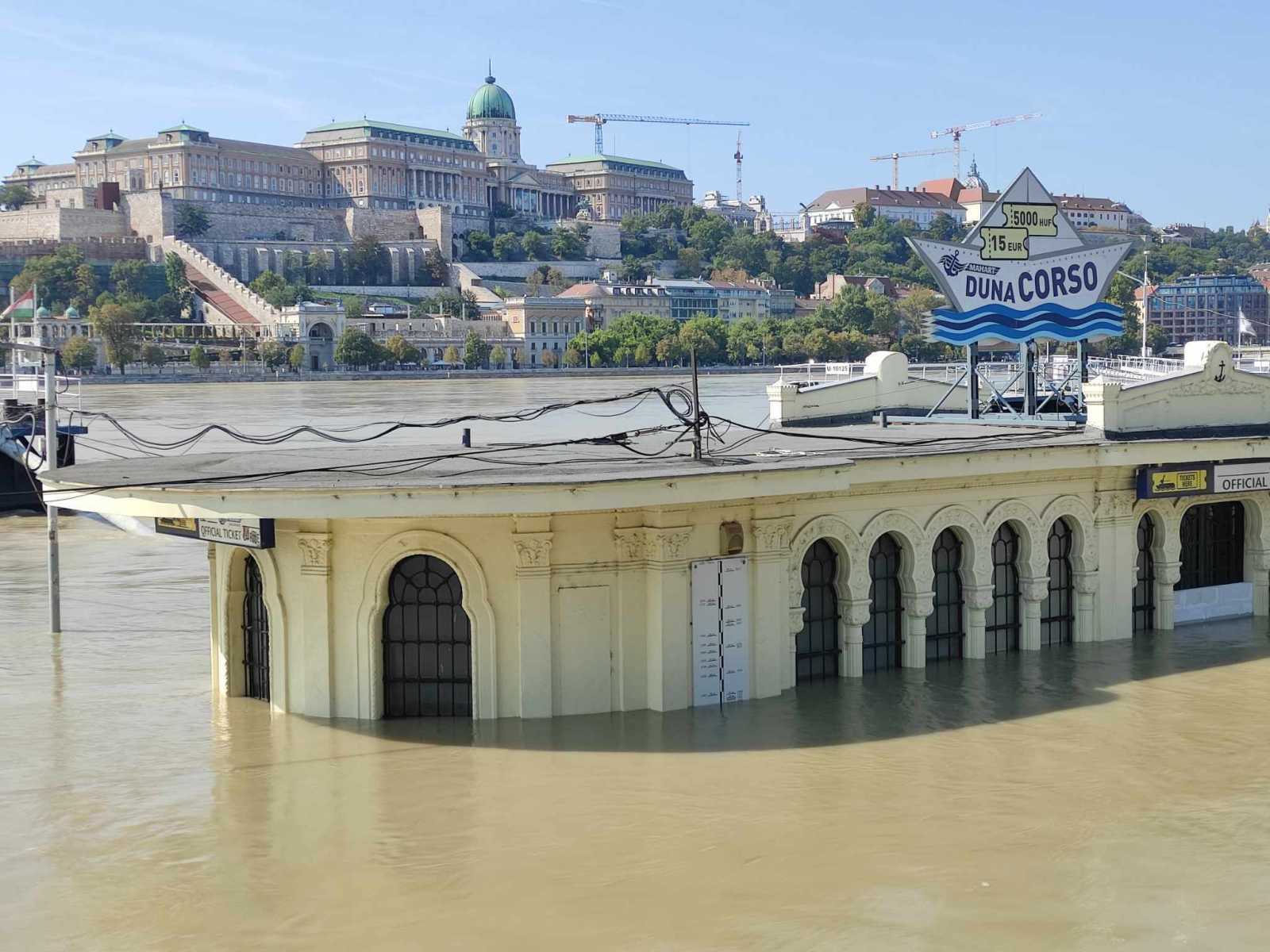 Budapest, Vigadó tér | Fotó forrása: a magyar Országos Vízügyi Főigazgatóság Facebook-oldala, Fotó: KDVVIZIG