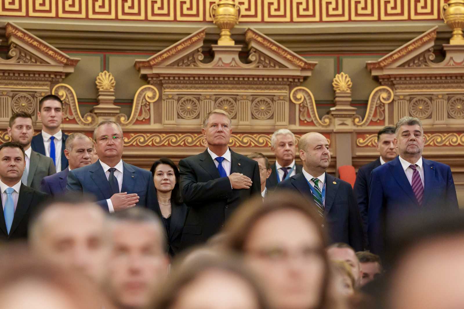 Klaus Iohannis (középen) a román számvevőszék fennállásának 160. évfordulója alkalmából rendezett jubileumi rendezvényen | Fotó forrása: presidency.ro