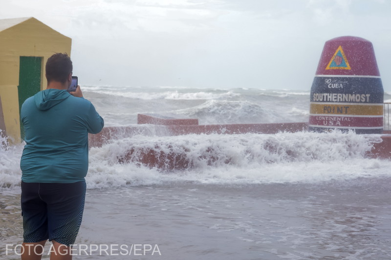 Egy látogató dacol a Helene hurrikánnal, hogy fényképeket készítsen a Southernmost Point bójánál a floridai Key Westben, az USA-ban, szeptember 26-án. | Fotó: Agerpres