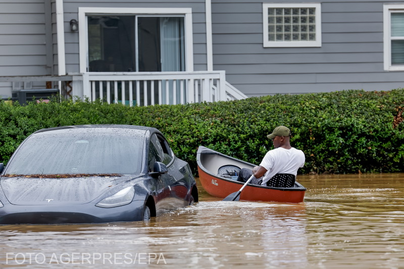 Egy jó szamaritánus evez a Peachtree Creek árvíz sújtotta részén keresztül, hogy megkeresse a Peachtree Park Apartment lakóit, akiknek segítségre van szükségük, miután a Helene trópusi vihar átvonult Atlantán