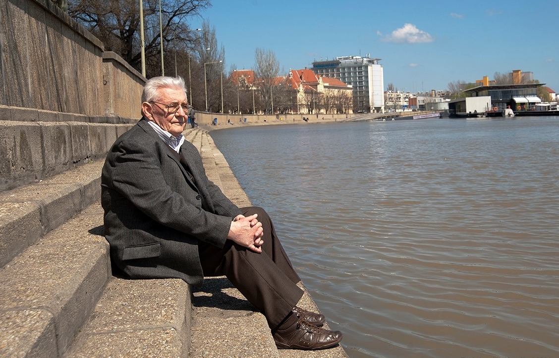 Ilia Mihály a szegedi Tisza-rakparton l Fotó: szegeder.hu/London Katalin