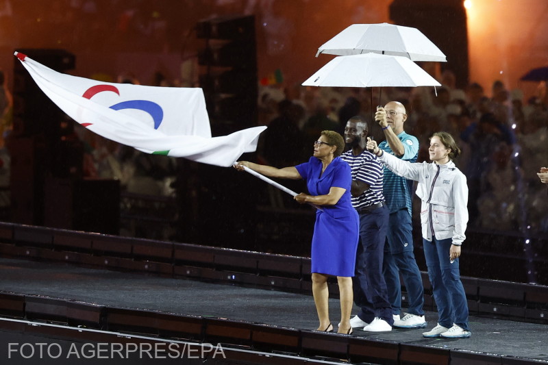 Karen Bass, Los Angeles polgármestere meglengeti a paralimpiai zászlót a 2024-es párizsi paralimpiai játékok záróünnepségén a párizsi Stade de France stadionban. 