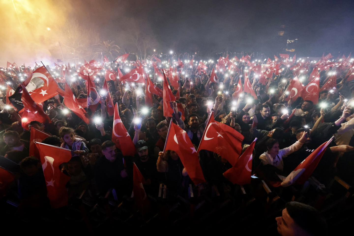 Ünnepelnek az ellenzék hívei Isztambulban | Fotó: Ekrem Imamoglu