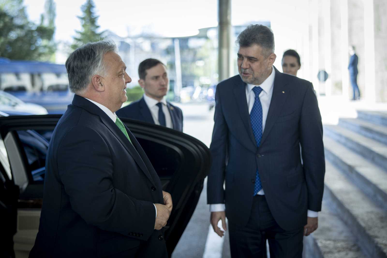 Marcel Ciolacu fogadta Orbán Viktort a Victoria-palota előtt Fotó: MTI