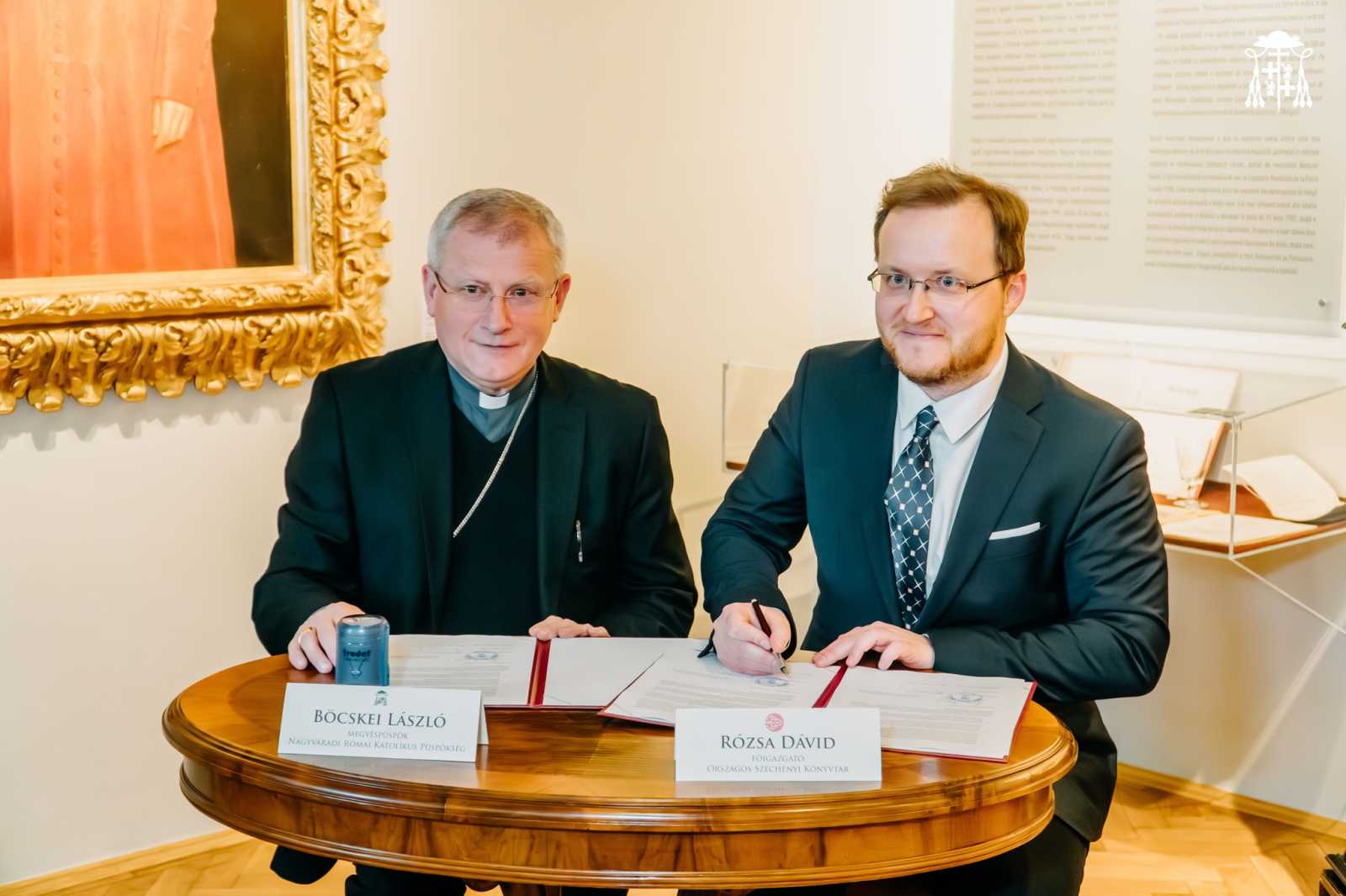 Böcskei László és Rózsa Dávid aláírták a megállapodást | Fotó: A Nagyváradi Római Katolikus Egyházmegye Facebook-oldala