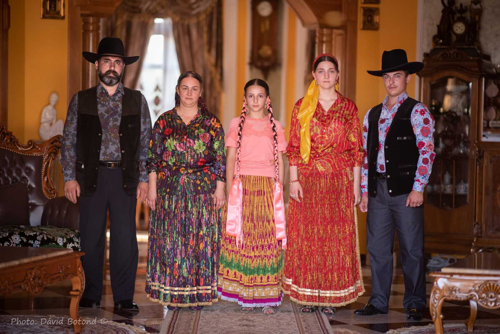 Gábor család ünnepi viseletben | Fotó: Facebook/Geofolk