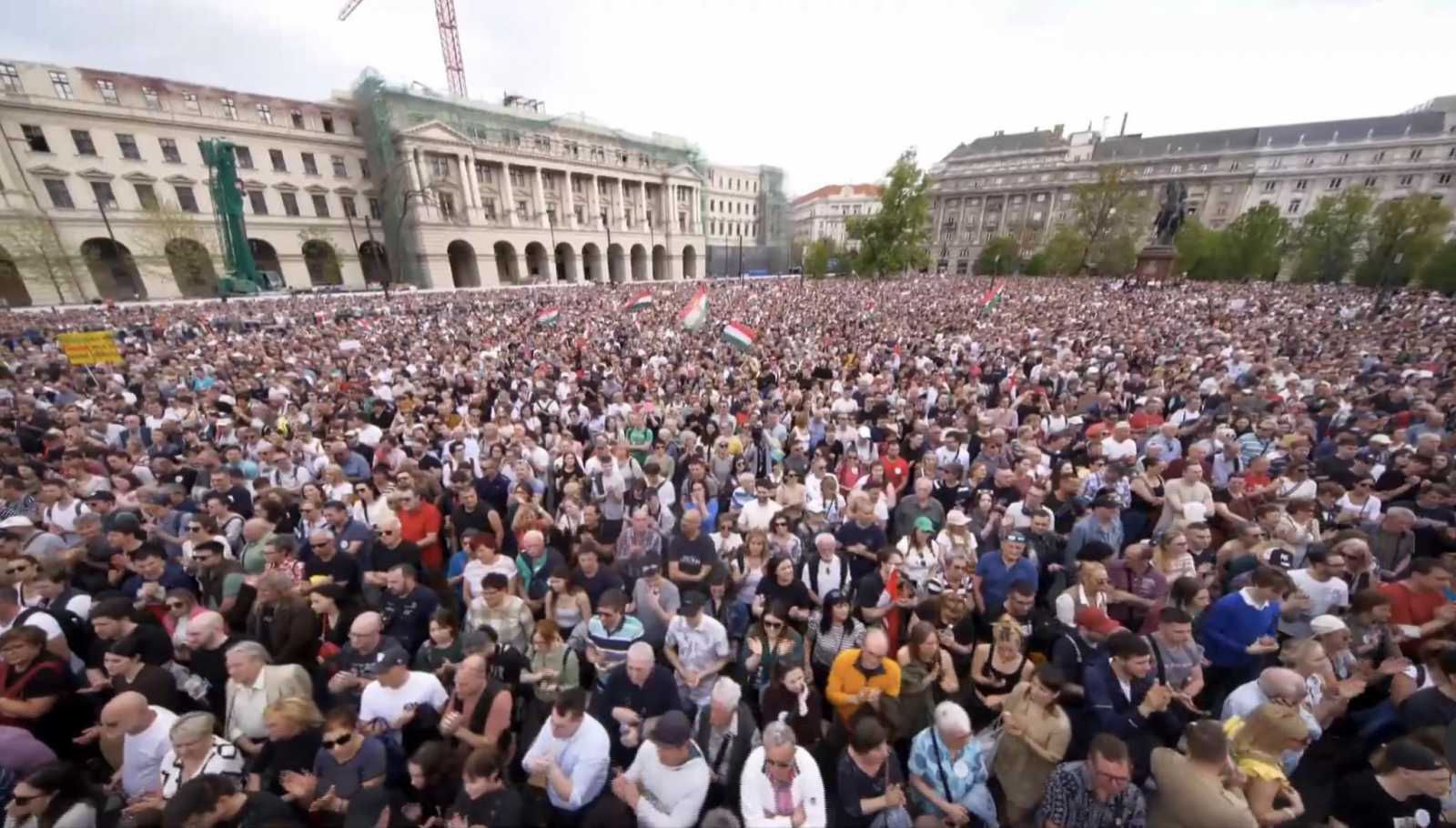 Fotó: képernyőmentés a Kossuth-téri, szombati demonstrációról