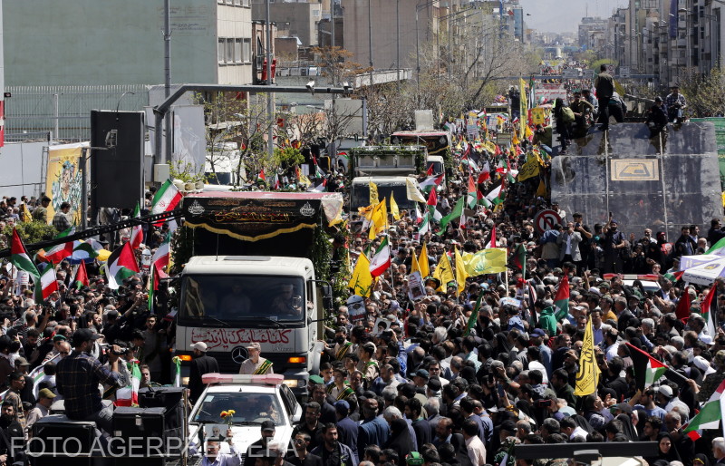 Tömeg az Iszlám Forradalmi Gárda (IRGC) szíriai légicsapásban meghalt tagjainak temetési szertartásán | Fotó: Agerpes
