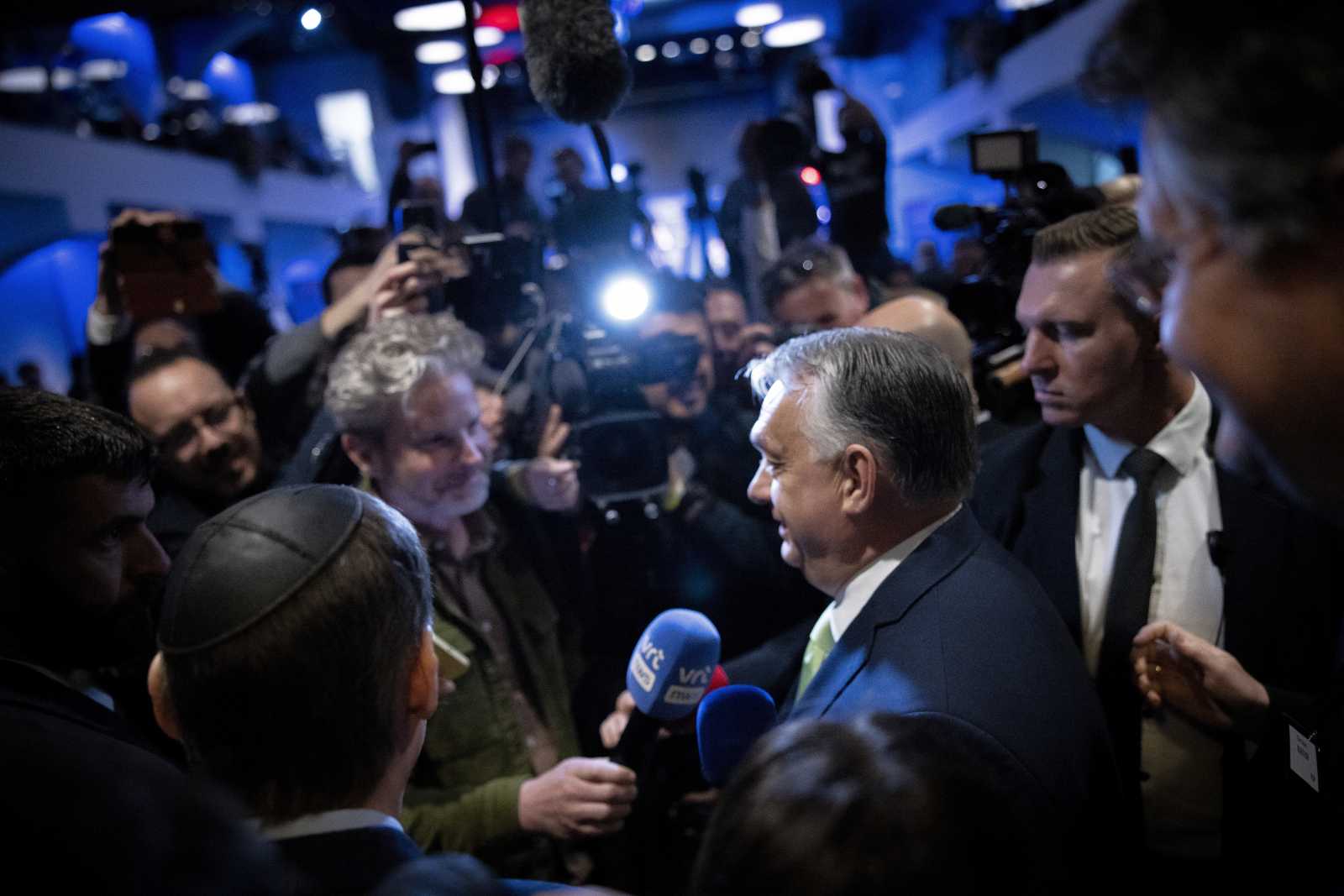 Orbán Viktor újságíróknak nyilatkozva elmondta: Európa a szabadság és az elnyomás határmezsgyéjén egyensúlyoz Fotó: MTI