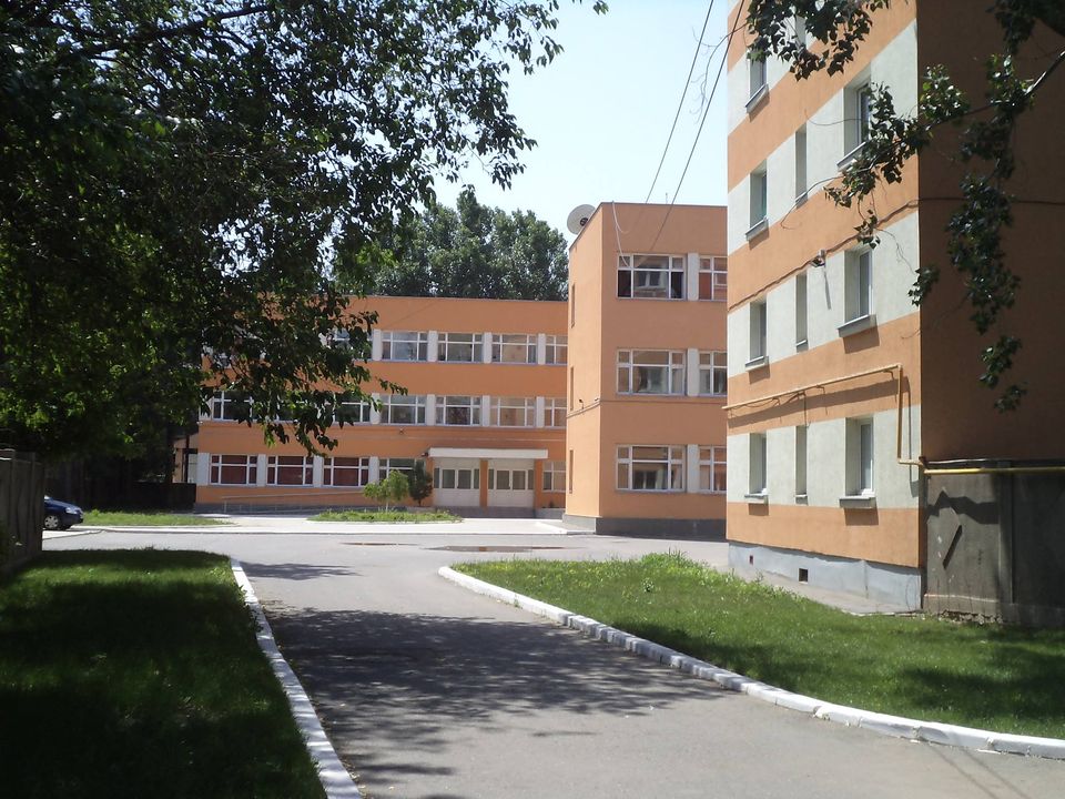 A bukaresti iskola, amelyiknek az udvarán felfedezték a lövedékszerű tárgyat | Fotó forrása: Prezentări Liceul Dragomir Hurmuzescu/Facebook