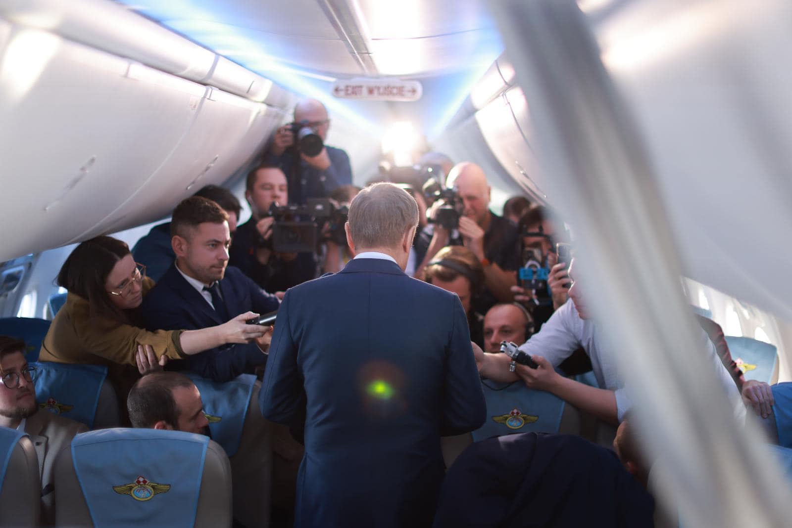 Tusk a repülőgépen tartott sajtótájékoztatót | Fotó: Donald Tusk
