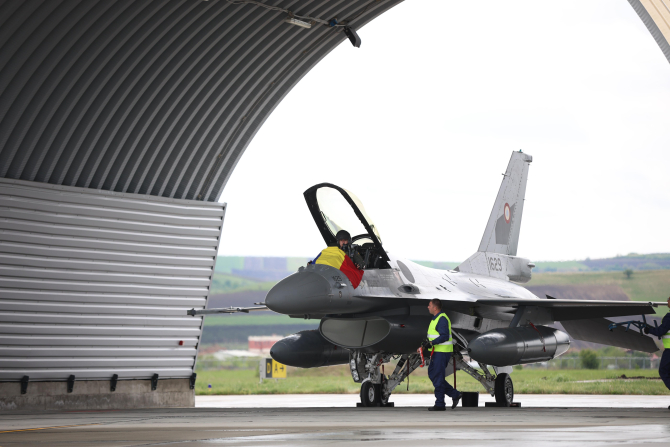 Aranyosgyéresre  érkezett az első három F-16-os | Fotók forrása: defenseromania.ro