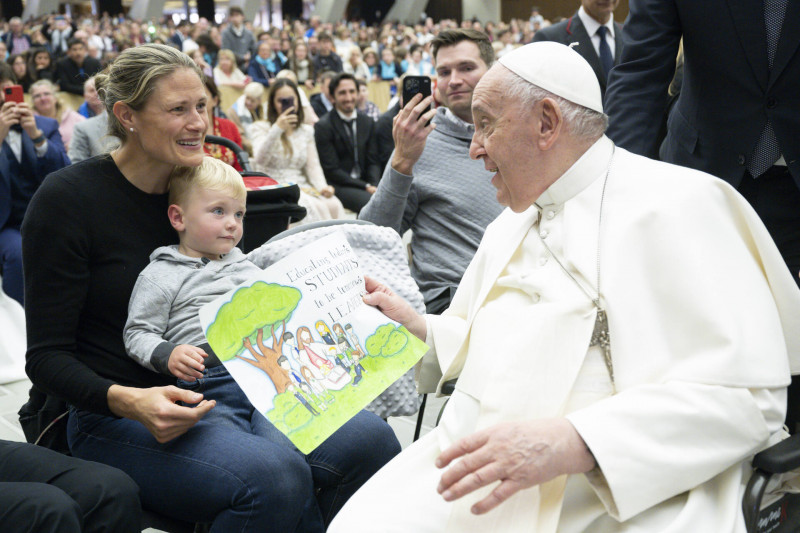 Karikó Katalin lánya és unokája ajándékot ad a pápának l Fotó: Országút/Simone Risoluti