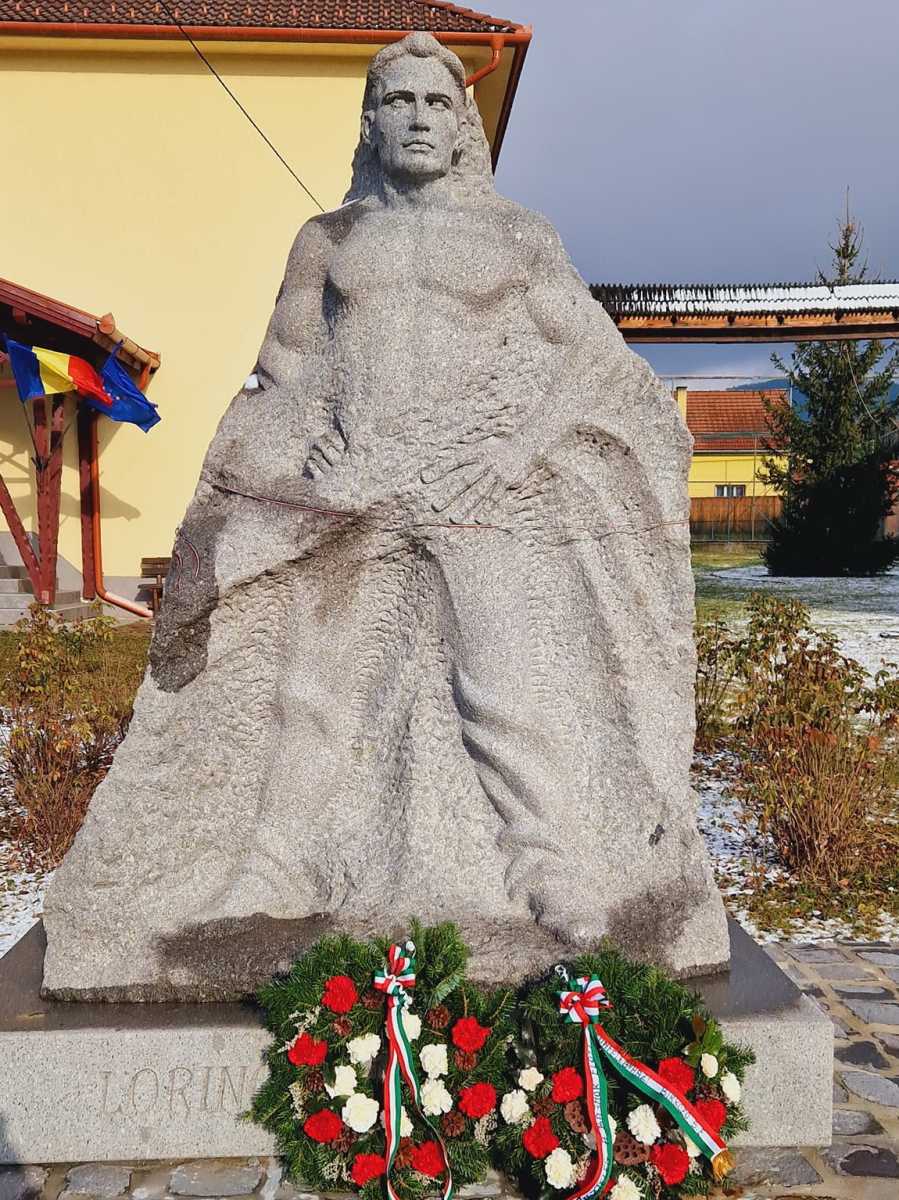 2022 októberében avatták fel Lőrincz Márton szobrát a korondi községközpontban