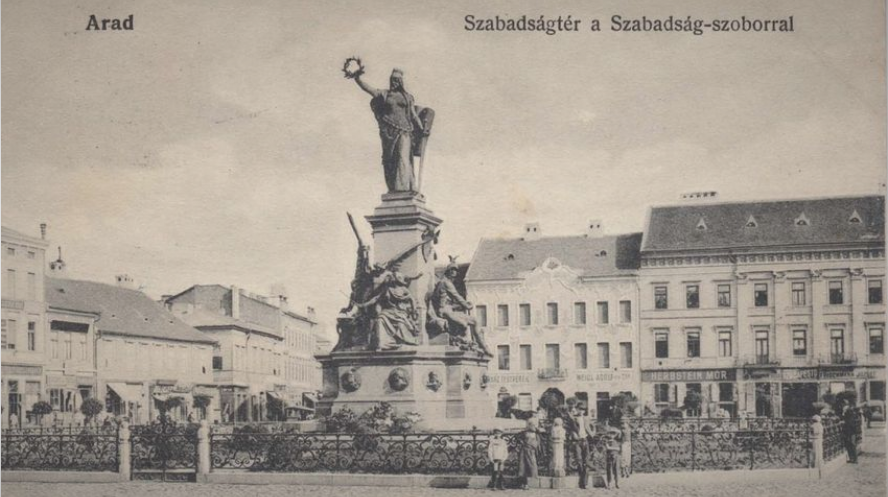 A szobor a régi helyén egy korabeli képeslapon
