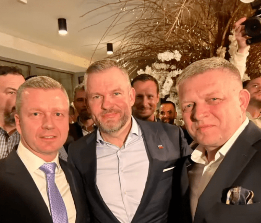 Forró Krisztián Pellegrini megválasztott szlovák elnökkel és Fico miniszterelnökkel az államfőválasztás eredményvárójának éjszakáján l Fotó: Facebook